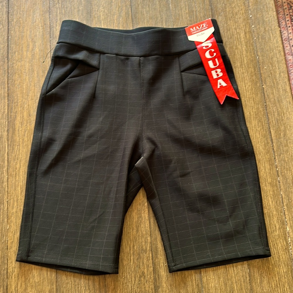 Maze collection Scuba size small shorts .